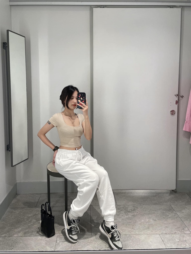 Không hề trùng hợp hơn khi vợ anh Tạ ngoài đời tên Yến, là thanh mai trúc mã, nhan sắc 0 điểm- Ảnh 9.