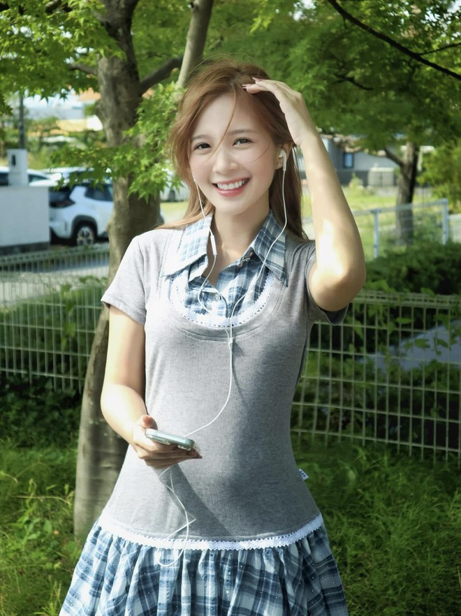 Ảnh thẻ tuổi 29 gây bất ngờ của "hot girl đồng phục" một thời- Ảnh 8. Ảnh thẻ tuổi 29 gây bất ngờ của "hot girl đồng phục" một thời- Ảnh 8.