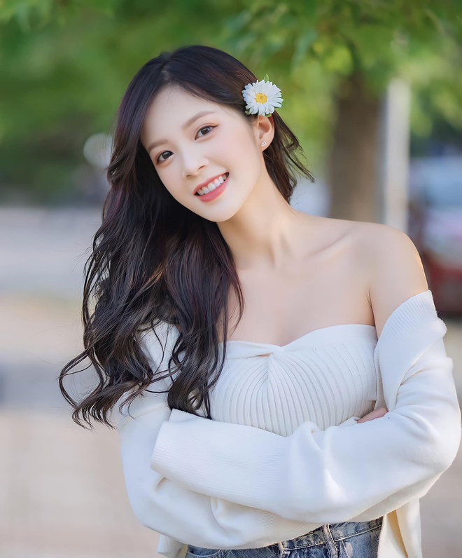 Ảnh thẻ tuổi 29 gây bất ngờ của "hot girl đồng phục" một thời- Ảnh 5. Ảnh thẻ tuổi 29 gây bất ngờ của "hot girl đồng phục" một thời- Ảnh 5.