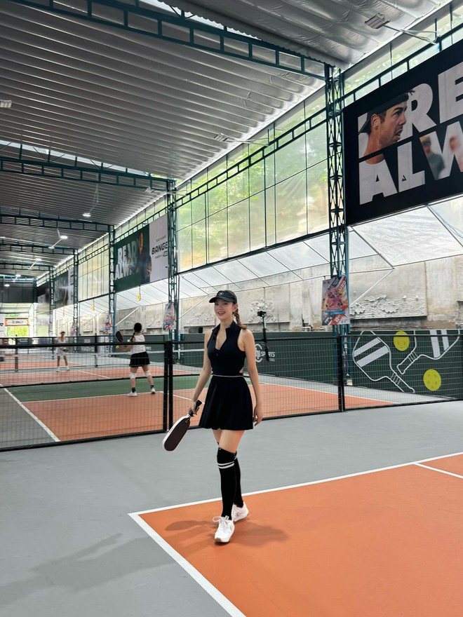 Minh Hằng mê pickleball, chồng đại gia mở 12 sân cho vợ chơi thoả thích, còn lặng lẽ đi sau nhặt bóng gây sốt!- Ảnh 4. Minh Hằng mê pickleball, chồng đại gia mở 12 sân cho vợ chơi thoả thích, còn lặng lẽ đi sau nhặt bóng gây sốt!- Ảnh 4.