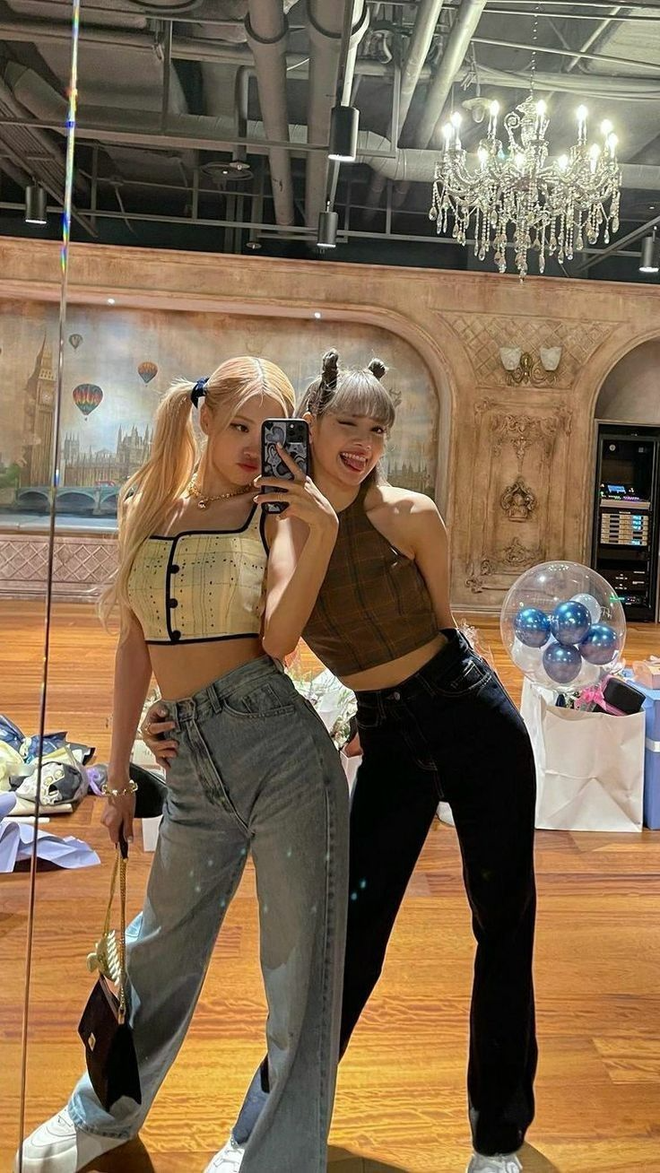 Đôi bạn "mạnh nhất lịch sử" Lisa - Rosé: Visual nghiêng trời lệch đất, style sang xịn mịn hết cả từ để khen!- Ảnh 2.