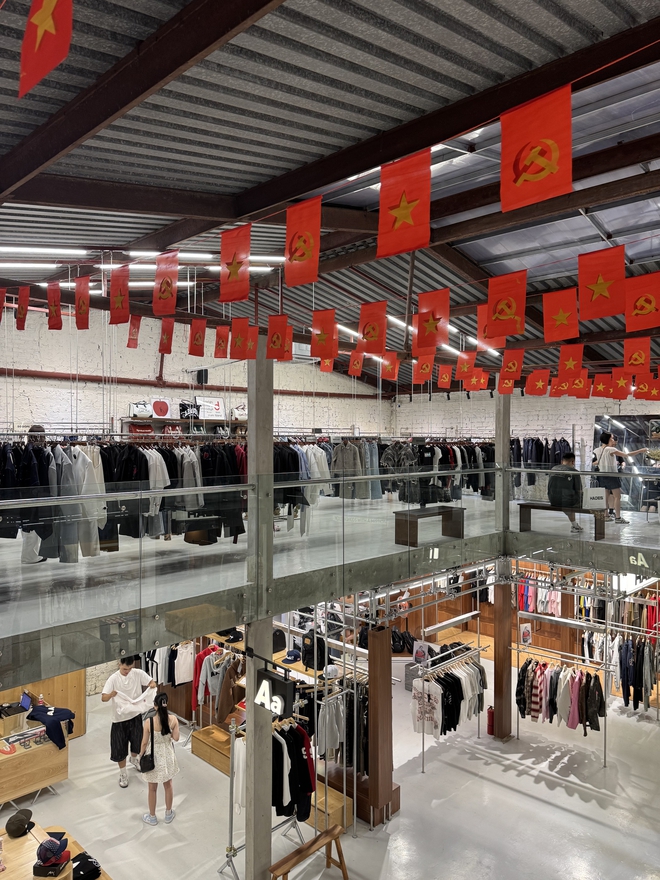 Review tổ hợp thời trang mới toanh, hot 100 độ ở Hà Nội: Rộng 700m2, 30 local brand đổ bộ, vào không muốn đi ra!- Ảnh 3.