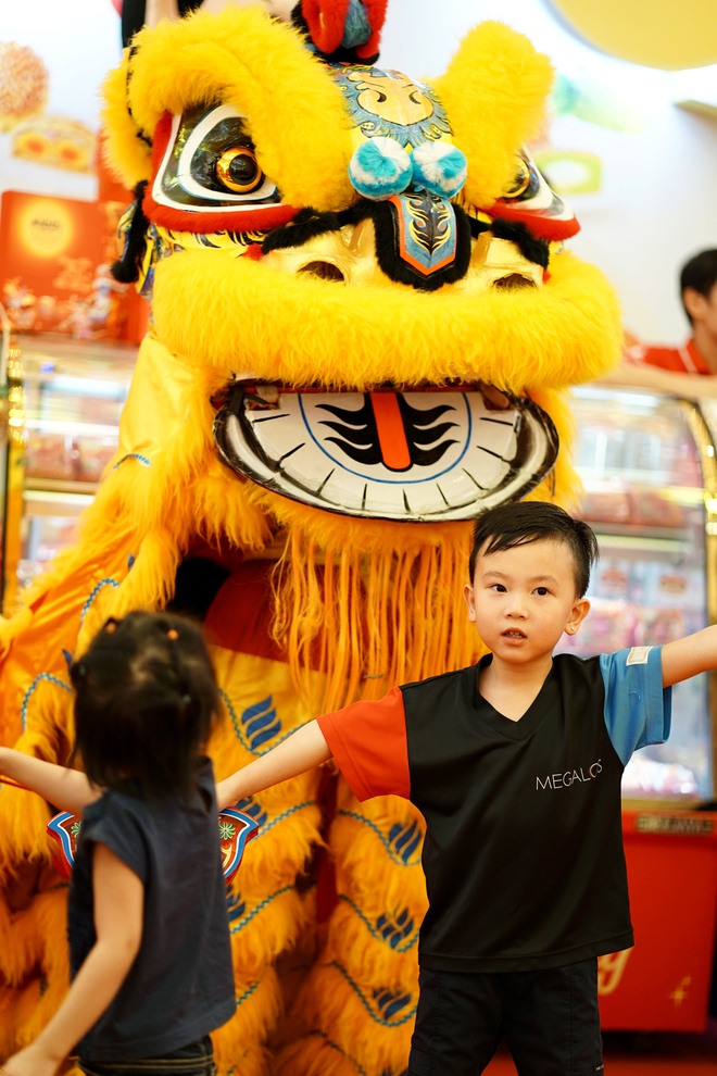 Vạn Hạnh Mall bất ngờ tổ chức Trung thu sớm, múa lân rộn ràng cùng loạt hoạt động khiến khách "quên lối về"- Ảnh 2.