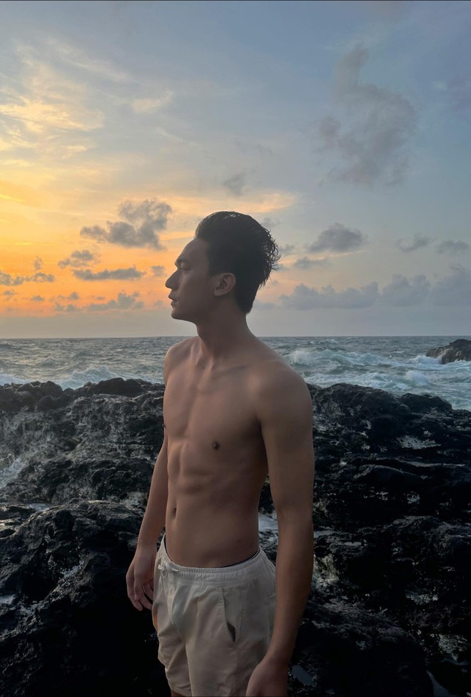Nam chính Mưa Đỏ tự "bóc" sự thật đằng sau body đỉnh chóp trên phim: Tập gym hùng hục, visual đời thường vẫn cực cuốn!- Ảnh 8. Nam chính Mưa Đỏ tự "bóc" sự thật đằng sau body đỉnh chóp trên phim: Tập gym hùng hục, visual đời thường vẫn cực cuốn!- Ảnh 8.
