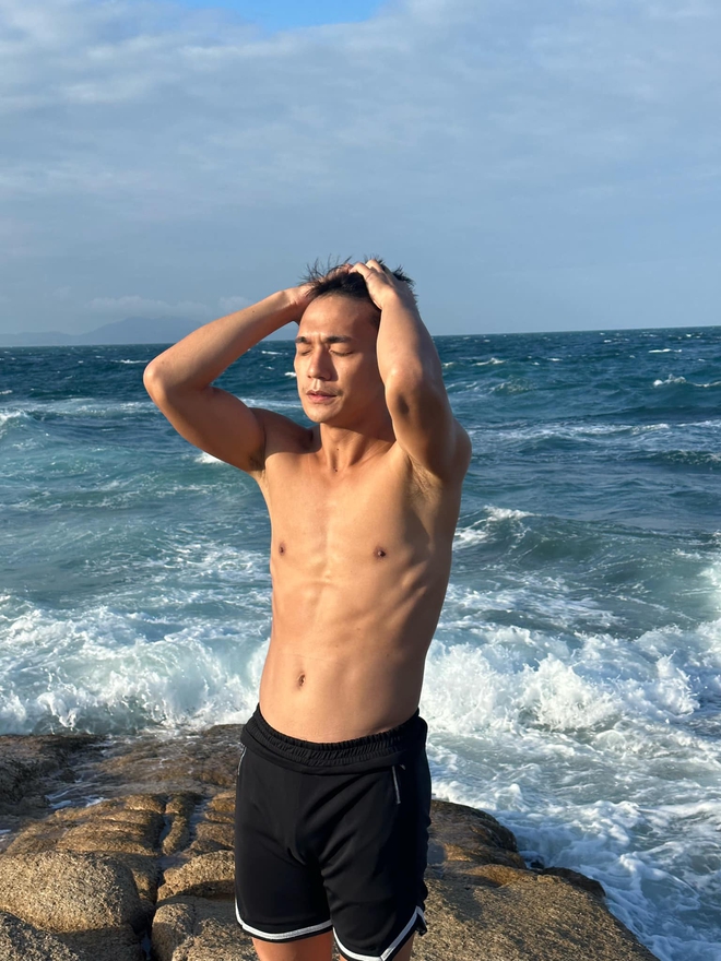 Nam chính Mưa Đỏ tự "bóc" sự thật đằng sau body đỉnh chóp trên phim: Tập gym hùng hục, visual đời thường vẫn cực cuốn!- Ảnh 11. Nam chính Mưa Đỏ tự "bóc" sự thật đằng sau body đỉnh chóp trên phim: Tập gym hùng hục, visual đời thường vẫn cực cuốn!- Ảnh 11.