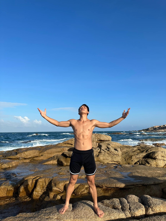 Nam chính Mưa Đỏ tự "bóc" sự thật đằng sau body đỉnh chóp trên phim: Tập gym hùng hục, visual đời thường vẫn cực cuốn!- Ảnh 10. Nam chính Mưa Đỏ tự "bóc" sự thật đằng sau body đỉnh chóp trên phim: Tập gym hùng hục, visual đời thường vẫn cực cuốn!- Ảnh 10.