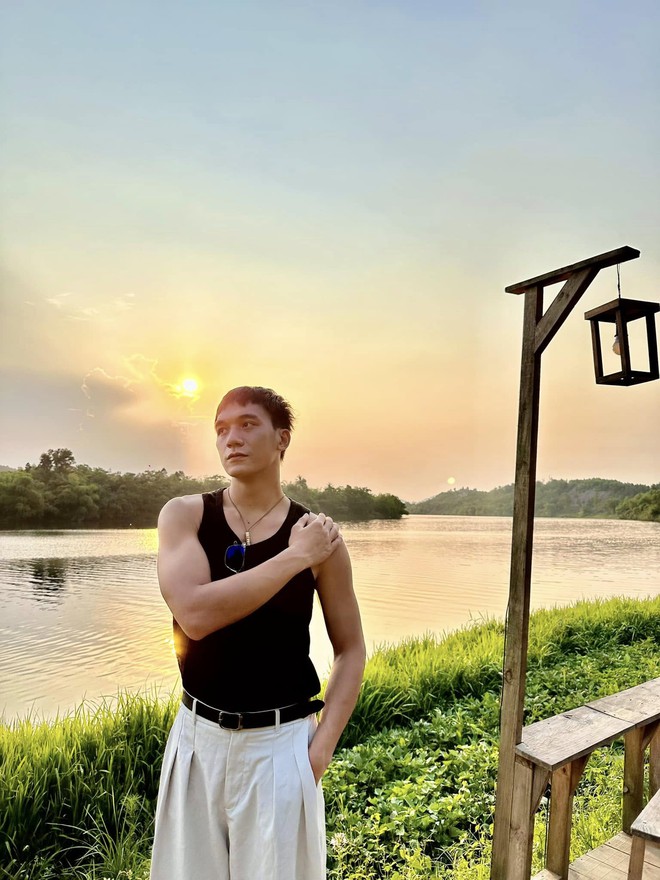 Nam chính Mưa Đỏ tự "bóc" sự thật đằng sau body đỉnh chóp trên phim: Tập gym hùng hục, visual đời thường vẫn cực cuốn!- Ảnh 12. Nam chính Mưa Đỏ tự "bóc" sự thật đằng sau body đỉnh chóp trên phim: Tập gym hùng hục, visual đời thường vẫn cực cuốn!- Ảnh 12.