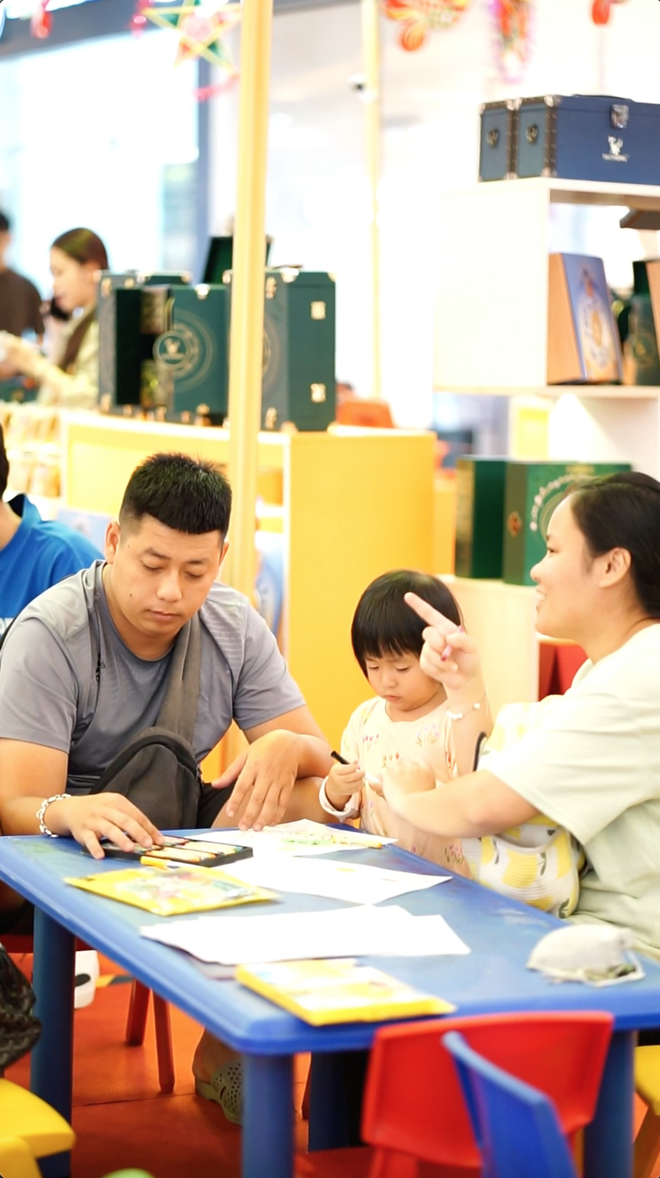 Vạn Hạnh Mall bất ngờ tổ chức Trung thu sớm, múa lân rộn ràng cùng loạt hoạt động khiến khách "quên lối về"- Ảnh 6.