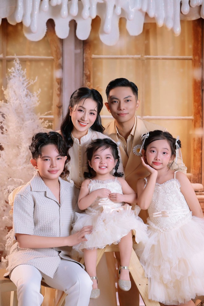 Nhà Khánh Thi - Phan Hiển toàn cực phẩm: Bộ ảnh đầu năm xịn xò, visual 3 "cậu ấm câu chiêu" hot hơn bố mẹ!- Ảnh 2.