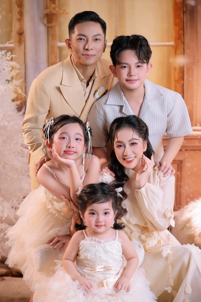 Nhà Khánh Thi - Phan Hiển toàn cực phẩm: Bộ ảnh đầu năm xịn xò, visual 3 "cậu ấm câu chiêu" hot hơn bố mẹ!- Ảnh 4.