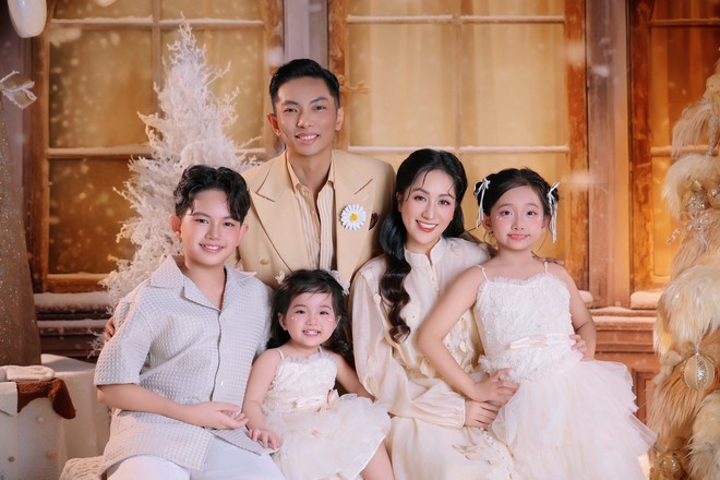 Nhà Khánh Thi - Phan Hiển toàn cực phẩm: Bộ ảnh đầu năm xịn xò, visual 3 "cậu ấm câu chiêu" hot hơn bố mẹ!- Ảnh 7.