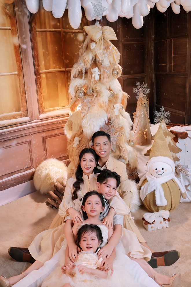 Nhà Khánh Thi - Phan Hiển toàn cực phẩm: Bộ ảnh đầu năm xịn xò, visual 3 "cậu ấm câu chiêu" hot hơn bố mẹ!- Ảnh 8.