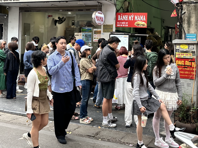 Đúng 1/1/2026, nhiều nơi tại trung tâm Hà Nội đông nghịt người xếp hàng, chuyện gì đây?- Ảnh 8.