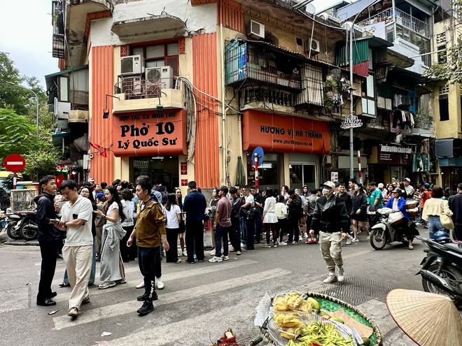 Đúng 1/1/2026, nhiều nơi tại trung tâm Hà Nội đông nghịt người xếp hàng, chuyện gì đây?- Ảnh 6.
