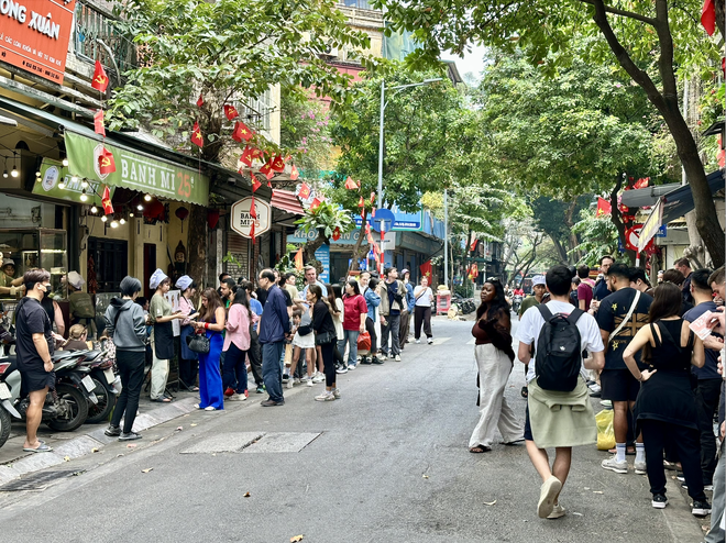 Đúng 1/1/2026, nhiều nơi tại trung tâm Hà Nội đông nghịt người xếp hàng, chuyện gì đây?- Ảnh 9.