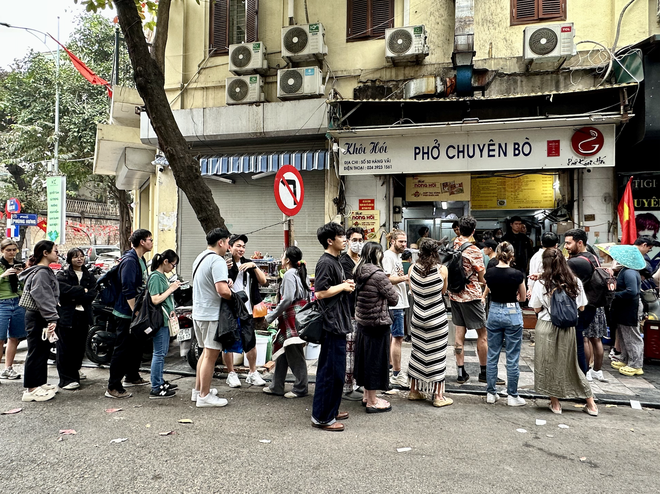 Đúng 1/1/2026, nhiều nơi tại trung tâm Hà Nội đông nghịt người xếp hàng, chuyện gì đây?- Ảnh 11.