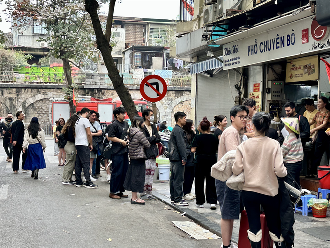 Đúng 1/1/2026, nhiều nơi tại trung tâm Hà Nội đông nghịt người xếp hàng, chuyện gì đây?- Ảnh 14.