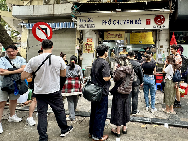 Đúng 1/1/2026, nhiều nơi tại trung tâm Hà Nội đông nghịt người xếp hàng, chuyện gì đây?- Ảnh 12.