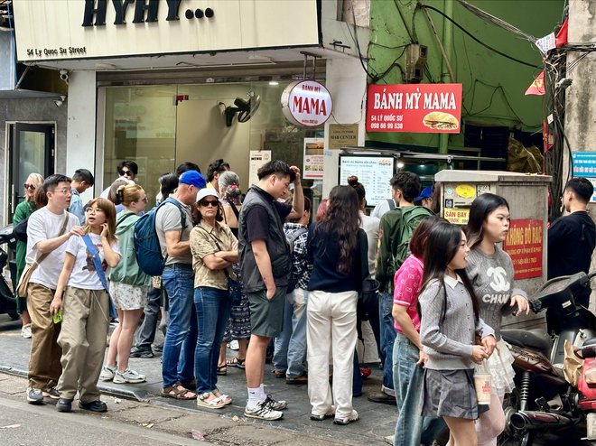 Đúng 1/1/2026, nhiều nơi tại trung tâm Hà Nội đông nghịt người xếp hàng, chuyện gì đây?- Ảnh 1.