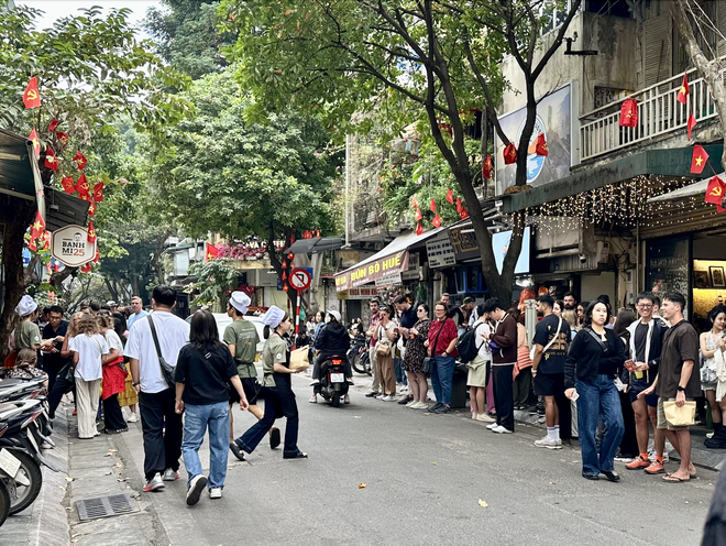 Đúng 1/1/2026, nhiều nơi tại trung tâm Hà Nội đông nghịt người xếp hàng, chuyện gì đây?- Ảnh 4.