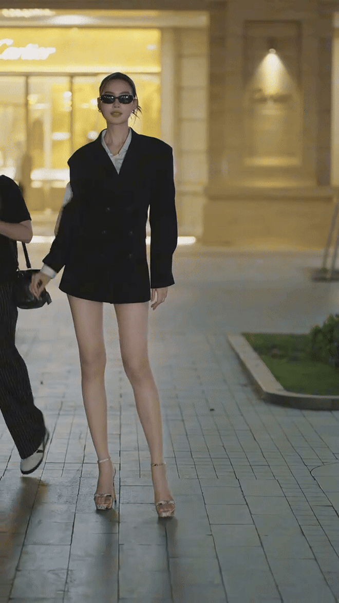 Khung hình gây náo loạn đầu năm của Hoa hậu cao nhất Việt Nam và nhạc sĩ Nguyễn Văn Chung- Ảnh 6.