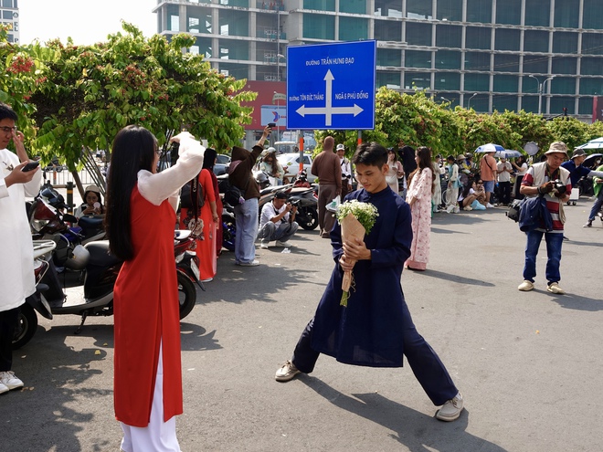 Đón đầu năm mới tại TP.HCM: Nàng thơ xúng xính áo dài kín lối Dinh Độc Lập, cà phê đắt khách hết sạch chỗ ngồi- Ảnh 10.