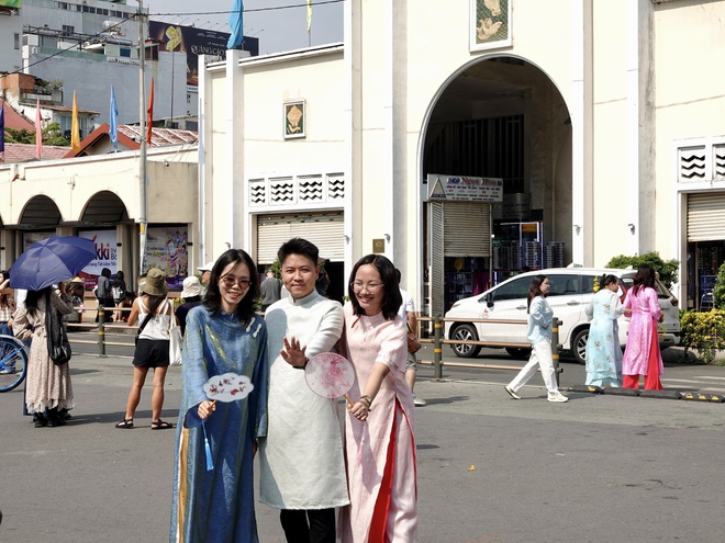 Đón đầu năm mới tại TP.HCM: Nàng thơ xúng xính áo dài kín lối Dinh Độc Lập, cà phê đắt khách hết sạch chỗ ngồi- Ảnh 12.