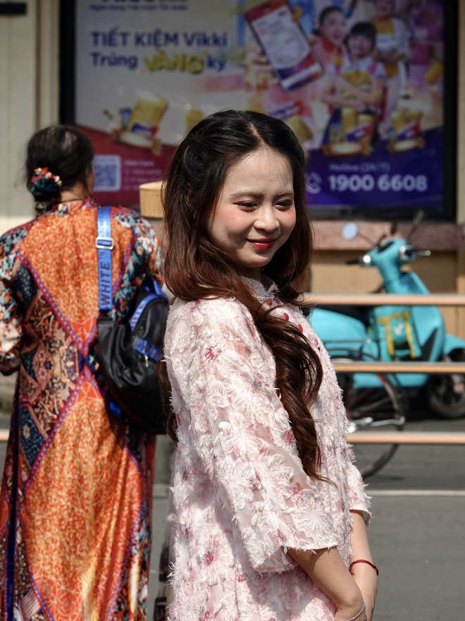 Đón đầu năm mới tại TP.HCM: Nàng thơ xúng xính áo dài kín lối Dinh Độc Lập, cà phê đắt khách hết sạch chỗ ngồi- Ảnh 11.