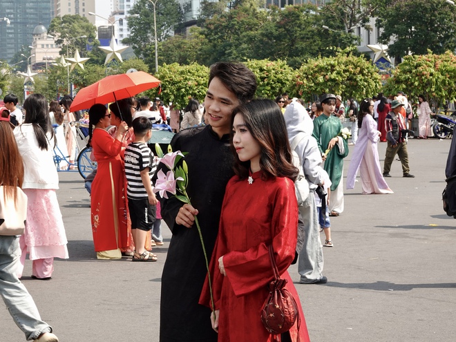 Đón đầu năm mới tại TP.HCM: Nàng thơ xúng xính áo dài kín lối Dinh Độc Lập, cà phê đắt khách hết sạch chỗ ngồi- Ảnh 9.