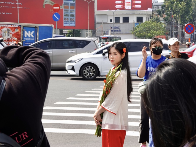 Đón đầu năm mới tại TP.HCM: Nàng thơ xúng xính áo dài kín lối Dinh Độc Lập, cà phê đắt khách hết sạch chỗ ngồi- Ảnh 18.