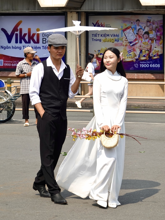 Đón đầu năm mới tại TP.HCM: Nàng thơ xúng xính áo dài kín lối Dinh Độc Lập, cà phê đắt khách hết sạch chỗ ngồi- Ảnh 19.