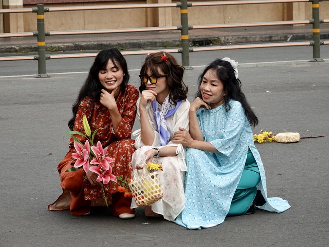 Đón đầu năm mới tại TP.HCM: Nàng thơ xúng xính áo dài kín lối Dinh Độc Lập, cà phê đắt khách hết sạch chỗ ngồi- Ảnh 13.