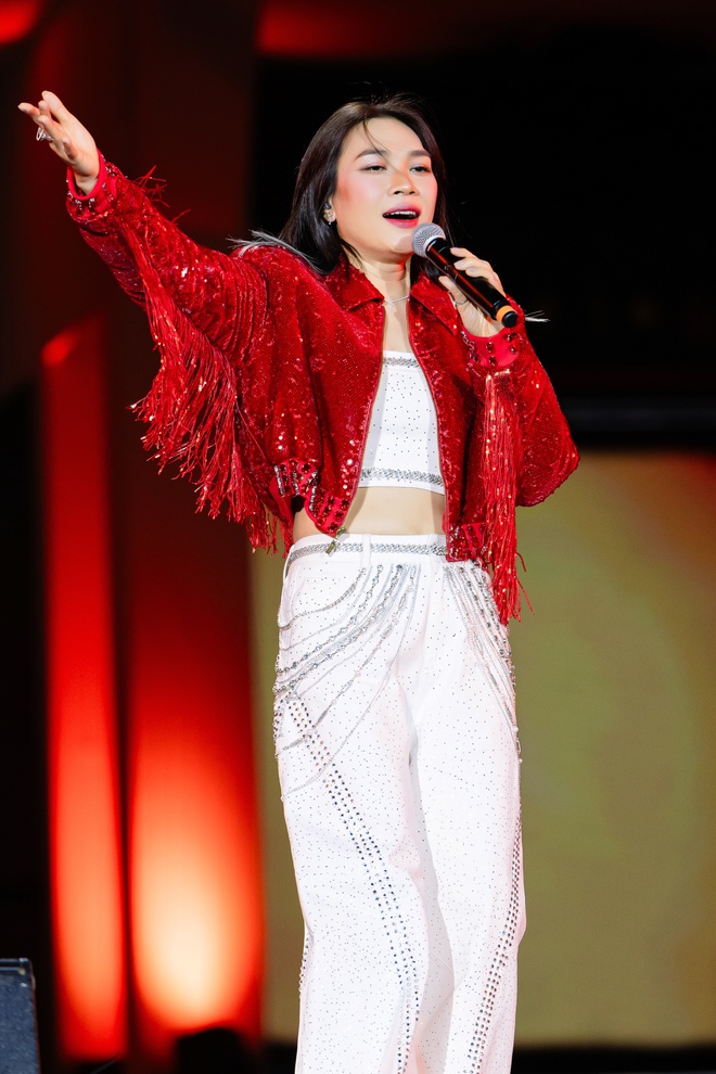 Đức Phúc diễn xong không chịu về vẫn nhất quyết đứng đợi Mỹ Tâm để làm một việc- Ảnh 1.