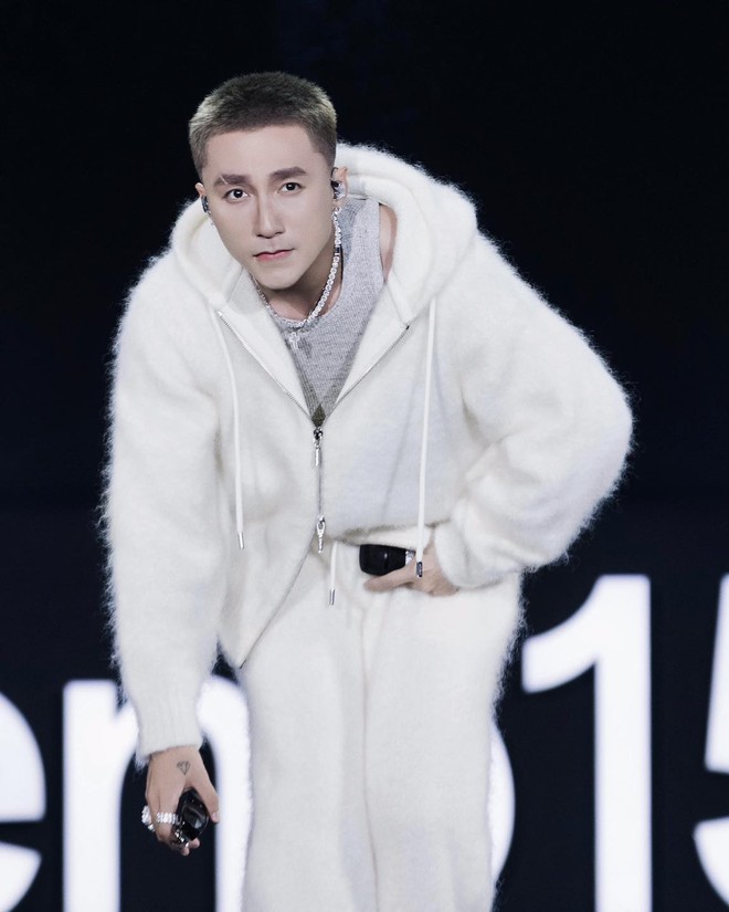 Vệ sĩ căng dù che kín không để lộ Sơn Tùng dù 1 giây, đại gia showbiz nhưng vẫn chung thuỷ với một thứ- Ảnh 3.