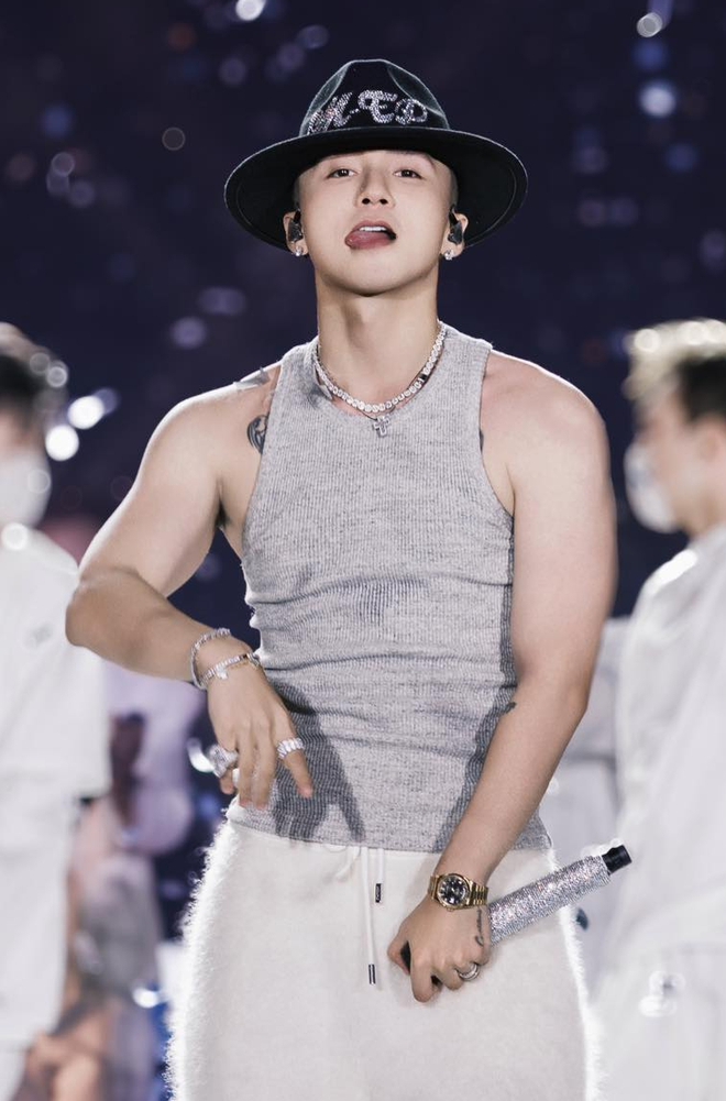 Vệ sĩ căng dù che kín không để lộ Sơn Tùng dù 1 giây, đại gia showbiz nhưng vẫn chung thuỷ với một thứ- Ảnh 2.