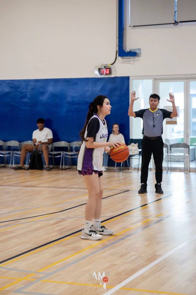 Hạt Dẻ - ái nữ MC Quyền Linh gây sốt trên sân bóng rổ: Mặt xinh, da trắng, chân dài thẳng tắp chiếm trọn spotlight- Ảnh 3.