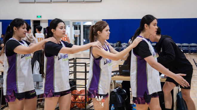 Hạt Dẻ - ái nữ MC Quyền Linh gây sốt trên sân bóng rổ: Mặt xinh, da trắng, chân dài thẳng tắp chiếm trọn spotlight- Ảnh 6.