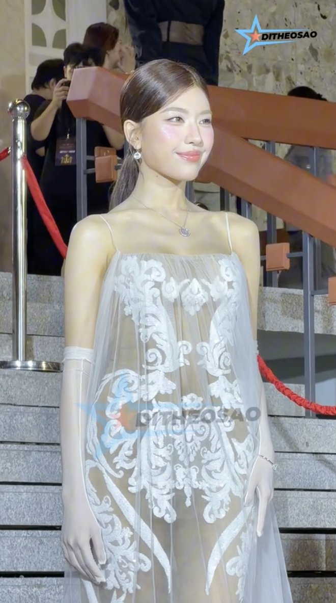 Chiếc váy "lộ liễu" đưa Lamoon vào thế khó- Ảnh 2. Chiếc váy "lộ liễu" đưa Lamoon vào thế khó- Ảnh 2.