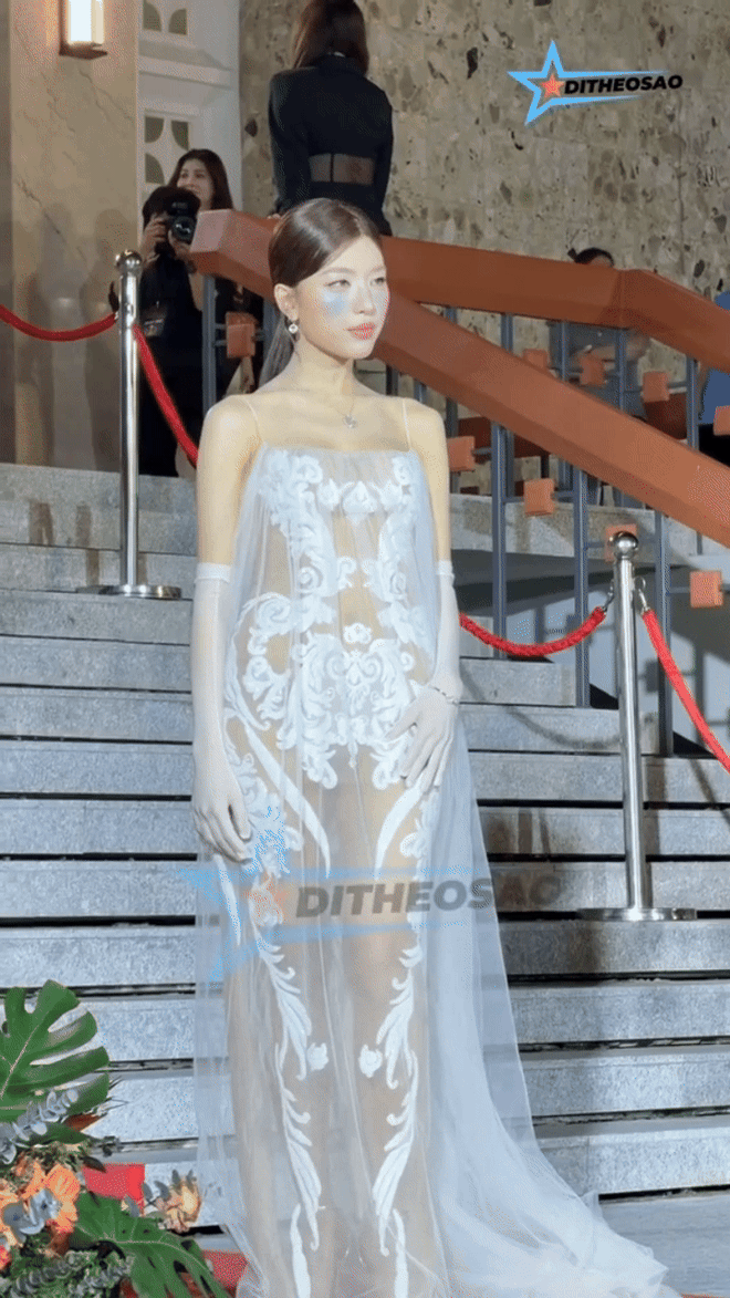 Chiếc váy "lộ liễu" đưa Lamoon vào thế khó- Ảnh 1. Chiếc váy "lộ liễu" đưa Lamoon vào thế khó- Ảnh 1.