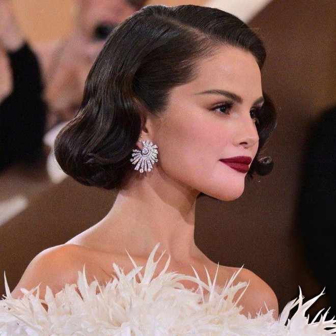 Bạch Tuyết Hollywood "đá bay" Lisa khỏi bảng xếp hạng, là Top 1 trong lòng Vogue- Ảnh 2. Bạch Tuyết Hollywood "đá bay" Lisa khỏi bảng xếp hạng, là Top 1 trong lòng Vogue- Ảnh 2.