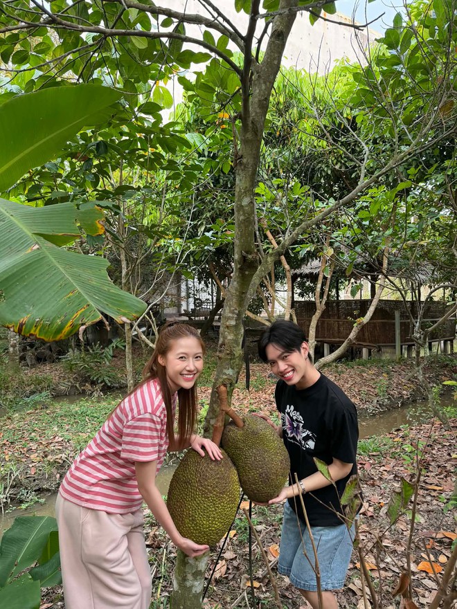 Em gái Trấn Thành về quê bạn trai rapper, để lộ mối quan hệ với "mẹ chồng"- Ảnh 3.