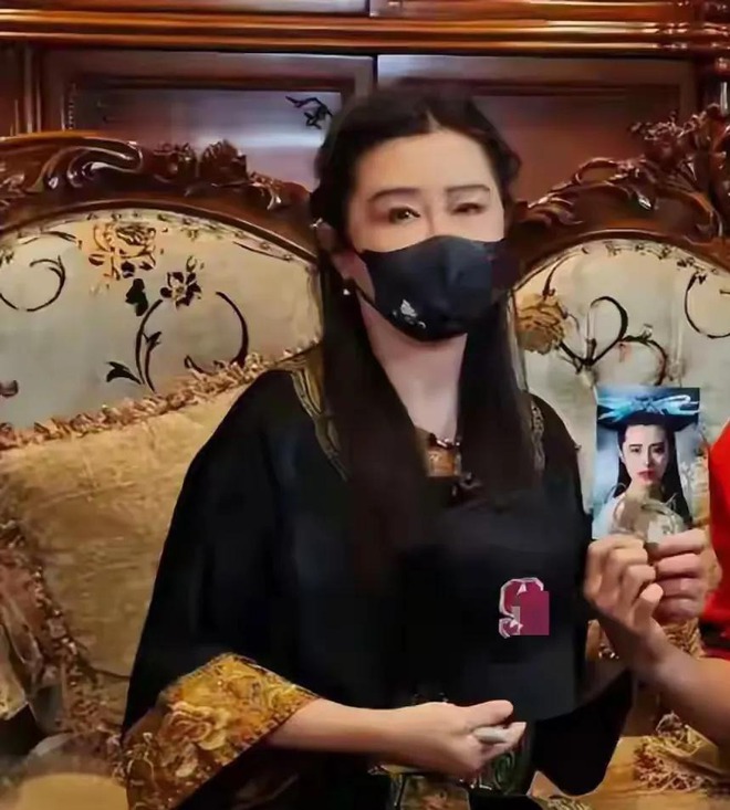 "Ngọc nữ đẹp khuynh đảo châu Á" nay mặt mũi biến dạng không nhận ra, mở tiệm trị liệu massage gom bạc lẻ- Ảnh 17. "Ngọc nữ đẹp khuynh đảo châu Á" nay mặt mũi biến dạng không nhận ra, mở tiệm trị liệu massage gom bạc lẻ- Ảnh 17.