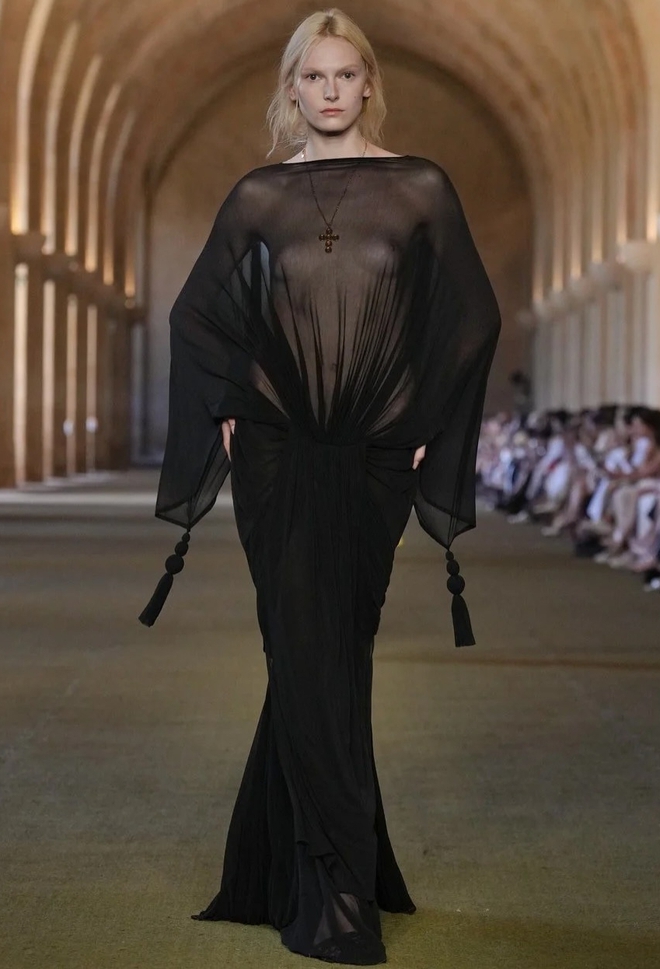 Lisa mang đồ xuyên thấu trở lại, không dám hở bạo mà trông đã “đỉnh nóc kịch trần”!- Ảnh 2.