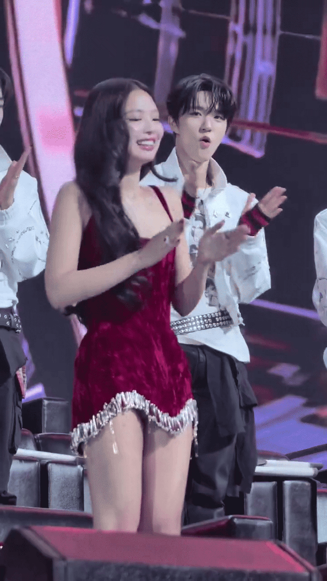 Màn trùng váy chấn động showbiz: Jennie lần này cũng khó thắng!- Ảnh 1. Màn trùng váy chấn động showbiz: Jennie lần này cũng khó thắng!- Ảnh 1.