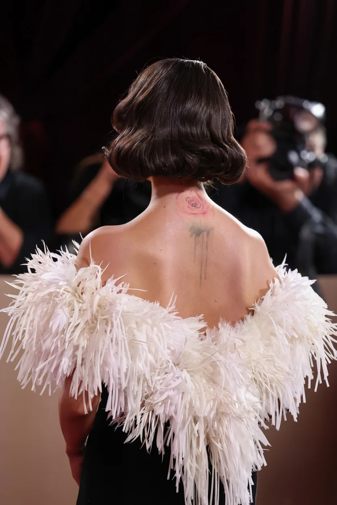 Bạch Tuyết Hollywood "đá bay" Lisa khỏi bảng xếp hạng, là Top 1 trong lòng Vogue- Ảnh 6. Bạch Tuyết Hollywood "đá bay" Lisa khỏi bảng xếp hạng, là Top 1 trong lòng Vogue- Ảnh 6.