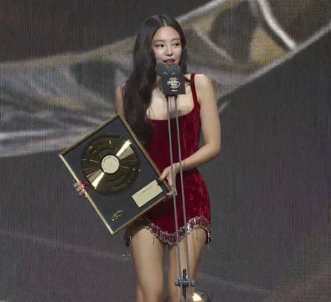 Màn trùng váy chấn động showbiz: Jennie lần này cũng khó thắng!- Ảnh 6. Màn trùng váy chấn động showbiz: Jennie lần này cũng khó thắng!- Ảnh 6.