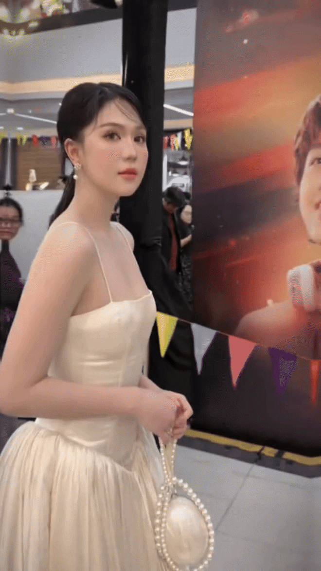 Ngọc Trinh theo trend túi lạ của nàng dâu tỷ phú Phương Nhi - Ảnh 1.