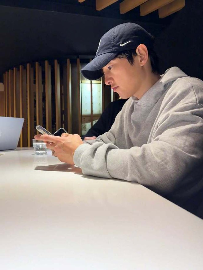 Song Joong Ki xách túi rác thôi cũng khiến 290.000 người ngỡ ngàng- Ảnh 2.