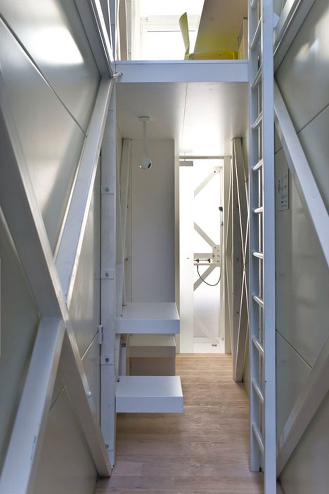 Cận cảnh căn nhà "mỏng nhất thế giới", ngồi bên trong không thể duỗi chân- Ảnh 8.