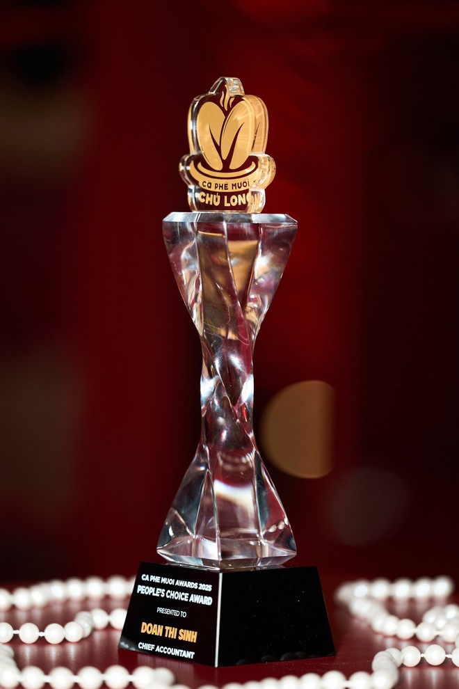 Lạ đời tiệc cuối năm của Cà Phê Muối Chú Long, nhìn không kỹ còn tưởng lễ trao giải- Ảnh 5.